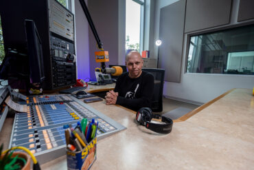 Matt Pinfield at the mic at The SoCal Sound