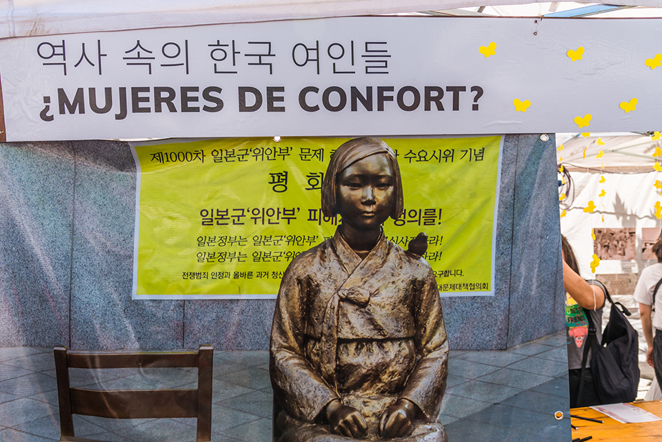 a statue in front of a sign