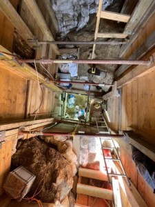 Excavating the LRJ layers 8 metres deep at Ranis was a logistical challenge and required elaborate scaffolding to support the trench. © Marcel Weiss, License: CC-BY-ND 4.0.