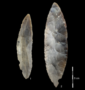 Stone tools from the LRJ at Ranis. 1) partial bifacial blade point characteristic of the LRJ; 2) at Ranis the LRJ also contains finely made bifacial leaf points. © Josephine Schubert, Museum Burg Ranis, License: CC-BY-ND 4.0.