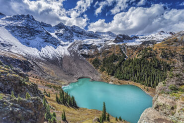 Una vista desde una cornisa sobre Lower Blue Lake en Mount Sneffels Wilderness cerca de Telluride, Colorado. La investigación realizada por los geólogos de CSUN Joshua Schwartz y Elena Miranda ha abierto un agujero en la hipótesis aceptada desde hace mucho tiempo de que las Montañas Rocosas nacieron de una sola colisión entre placas tectónicas, o trozos de la corteza terrestre, hace 90 millones de años. Foto de lightphoto, iStock.